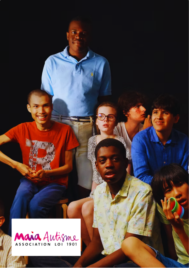 Groupe de jeunes adolescents et enfants de l'association Maïa Autisme posant ensemble, logo de l'association en bas à gauche.