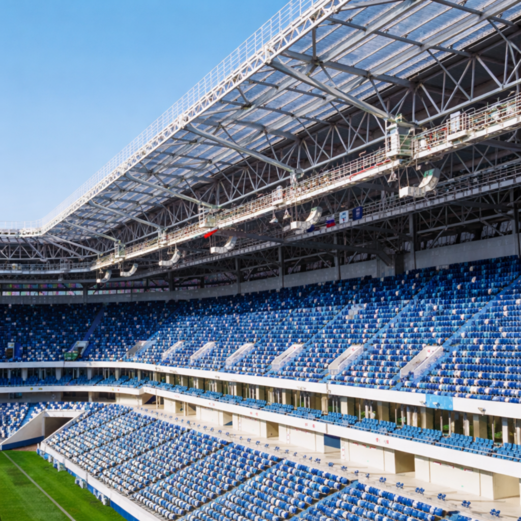 Vue intérieure de l'architecture d'un stade moderne avec des rangées de sièges bleus et une structure de toit en acier, affichant le texte 'GRANDEUR ARCHITECTURALE DU STADE MODERNE'.